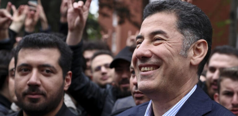 Sinan Oğan gençlerle buluştu: ‘En donanımlı cumhurbaşkanı adayını deneyin’