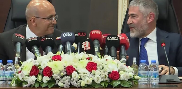 Bakanlığı devreden Nebati, Mehmet Şimşek’e bakarak “Ohh” çekti! O anlar kamerada