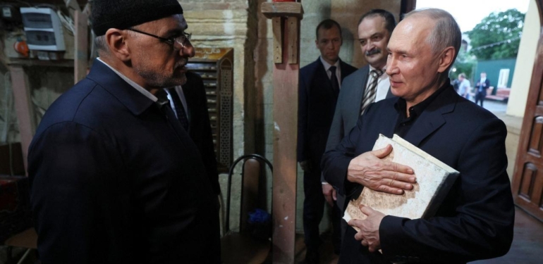 Putin hediye edilen Kur’an-ı göğsüne koyup İsveç’e gönderme yaptı!