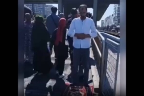 yer-sirinevler-metrobus-duragi-seccadesini-acip-namaz-kildi-GEL2SGhp.jpg