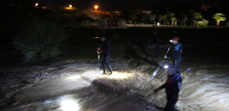 Aksaray ve Nevşehir’de Sel: Annesinin Kucağından Düşüp Sele Kapıldı