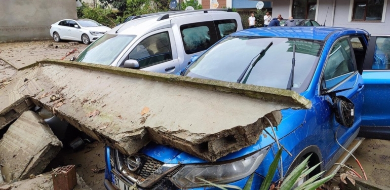 Trabzon’u sağanak vurdu! 16 kişi tahliye edildi, 1 inek öldü