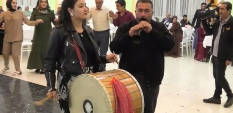 Zurnacı babanın davulcu kızı…