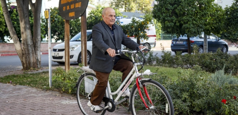 46 Yıllık Muhtar Bisikletiyle Mahallenin Sorunlarını Çözüyor