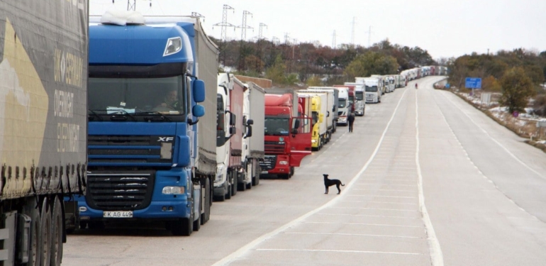 Balkanlar’da yoğun kar! Edirne’de tır kuyruğu 20 kilometreyi buldu