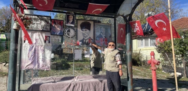 Bayrak ve Atatürk sevgisini otobüs durağında yaşatıyor