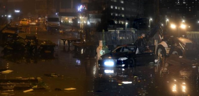 Şiddetli Yağışlar Vurdu: Bu Gece Hayat Durdu! İstanbul Sular Altında Kaldı!