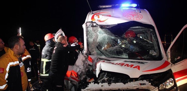 Ambulans kaza yaptı, içindeki hasta kurtarılamadı
