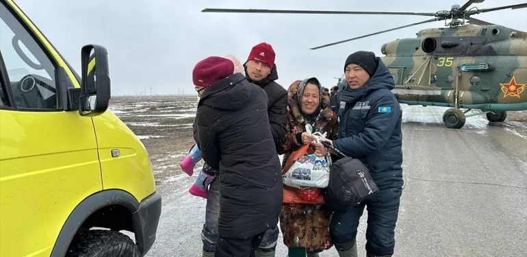 Kazakistan’da karların erimesiyle meydana gelen taşkın nedeniyle 13 bin 659 kişi tahliye edildi, 49 köye ulaşım kesildi
