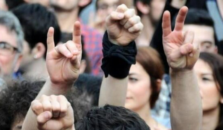 Bozkurttan Rabia’ya… Politik semboller aidiyet işaretleri… Türk siyasetinde ilk el işareti