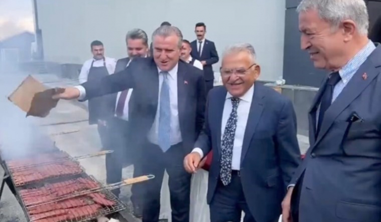 AKP’liler ‘sucuk mangal’ keyfi yaptı, sosyal medyada tepki yağdı: ‘Millet evine ekmek götüremiyor…’