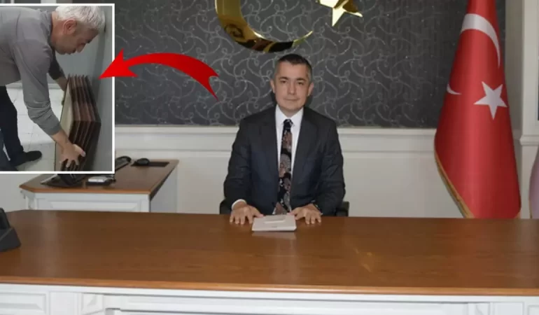 Kayyum Can Aksoy’un ilk hamlesi Özer’in duvardaki fotoğraflarını kaldırtıp Türk bayrağı astırmak oldu