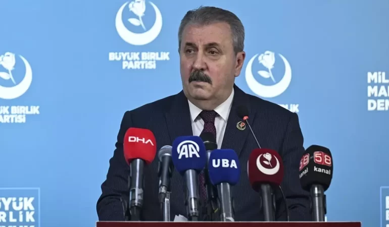 Mustafa Destici’ye “Mustafa Kemal’in askeri misiniz?” diye soruldu