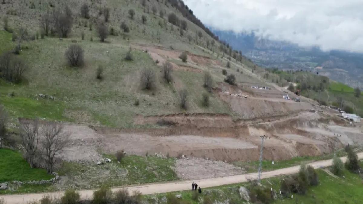 heyelan-riski-nedeniyle-tasinacak-koyun-yeni-yeri-tartisma-konusu-oldu-haberin-videosunu-izle-haberler-6-mayis-2025-1108-guncelleme-1641-haberler-twitterda-paylas-facebookda-paylas-whatsappda-paylas-sivasin-koyulhisar-ilcesine-bagli-kayaoren-NjmV4K2k.jpg