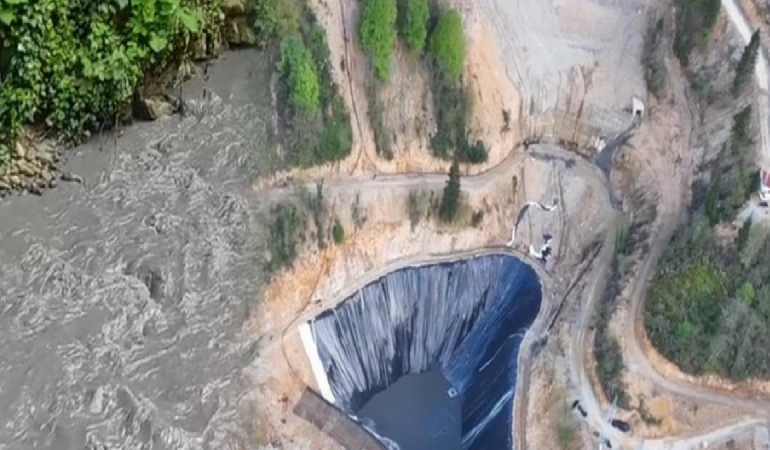 Vatandaşlar AKP’li vekilin maden ocağını atık suyunu dereye boşaltırken yakaladı