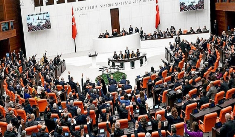 15 saat 15 dakika sürdü: 10. Yargı Paketi komisyonda kabul edildi!