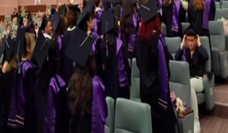 Hacettepe Üniversitesi öğrencilerinden diploma töreninde ders gibi protesto
