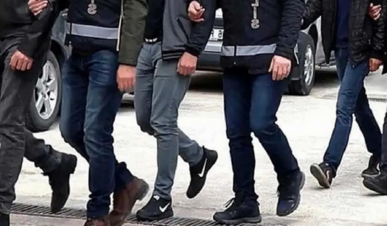 İzmir’deki ‘yolsuzluk’ operasyonunda 30 kişi tutuklandı