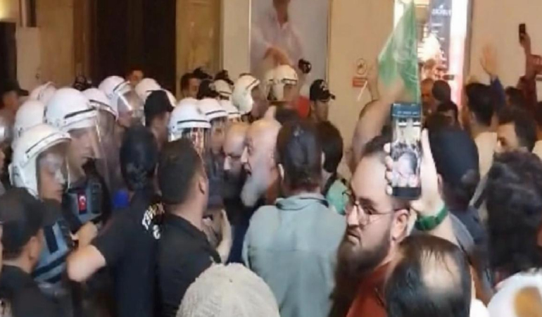 Leman dergisi önünde şok tehdit: ‘Ya onlar ölecekler, ya biz öleceğiz’