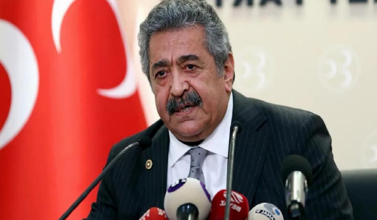 Sosyal medya yıkıldı! MHP’nin kilit isminin masasında Öcalan kitabı