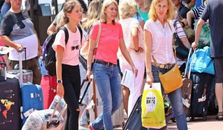 69-bin-rus-apar-topar-turkiyeyi-terk-etti-iste-nedeni-ysmkjUAz.jpg