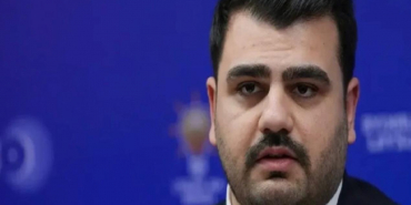 akpli-vekilden-kendi-mahallesine-erdogan-ayari-satafatli-dekorlarla-susleyip-altin-varakli-masalar-kirmizi-taht-koltuklar-arasinda-1KSHyKKD.jpg
