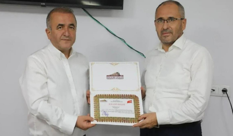 Cumhurbaşkanı görevden aldı, vali ‘başarı belgesi’ verdi