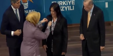 ozlem-cercioglu-akpye-katildi-erdogana-ovguler-dizdi-ama-rozetini-baskasi-takti-alnim-ak-basim-dik-AKFDzYFH.jpg