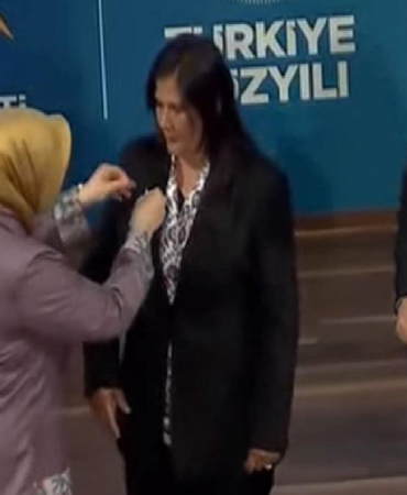 ozlem-cercioglu-akpye-katildi-erdogana-ovguler-dizdi-ama-rozetini-baskasi-takti-alnim-ak-basim-dik-AKFDzYFH.jpg