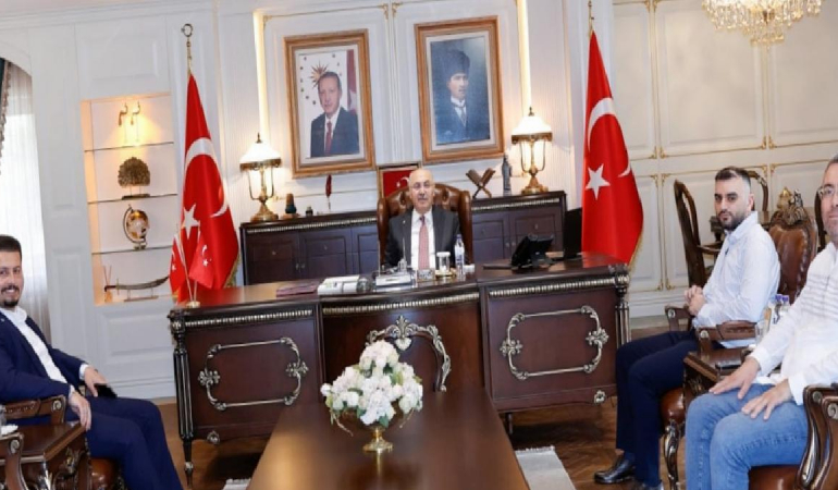 Vatandaşa böceklenmiş çerez satan kuruyemişçi Vali makamında poz verdi