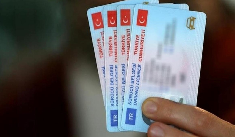 Ehliyet sahibi olan herkesi ilgilendiriyor:  Bakan ‘Süre uzatılmayacak’ diyerek uyardı