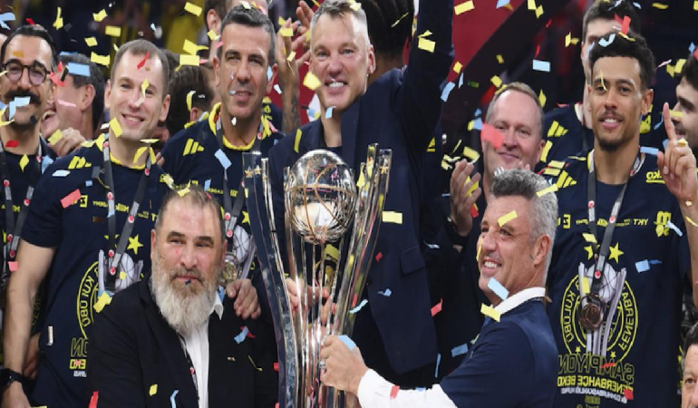 Fenerbahçe’de iki yönetim kupayı beraber kaldırdı