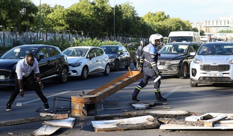 Fransa yeni başbakanını protestolarla karşıladı: Paris sokakları savaş alanı