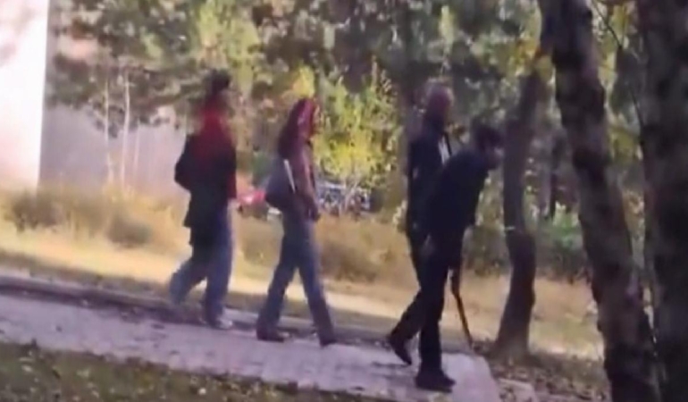 Ellerinde pala, yüzlerinde maske.. Refakatçi gibi yanında yürüdü: Nazik güvenlik!