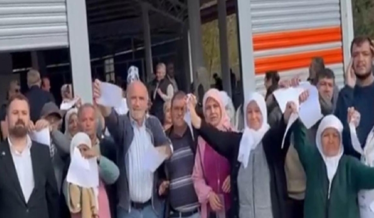 AKP’liler üyeliklerini yırtıp attı