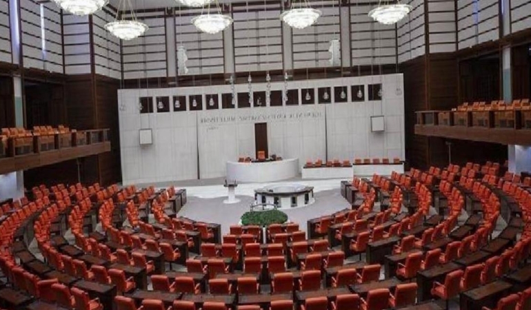Meclis’te sandalye dağılımı değişti: İşte CHP, AKP ve diğer partilerin sandalye dağılımı